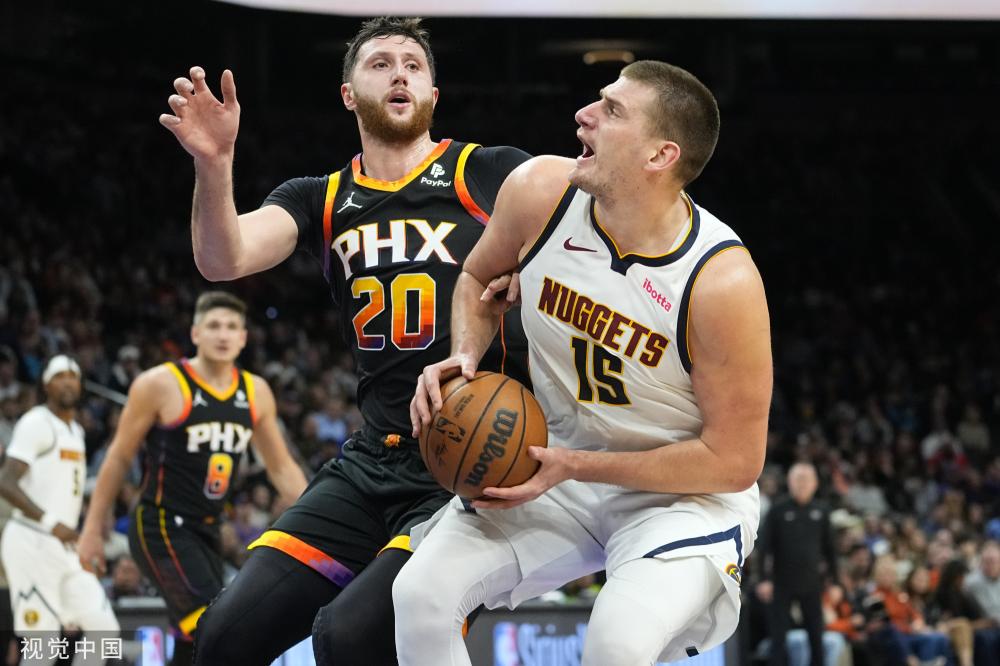 场中呈现出 场中呈现出